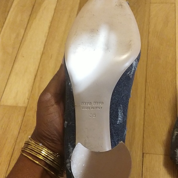 I'm selling this trendy pair of Miu Miu pumps. - Picture 3 of 4